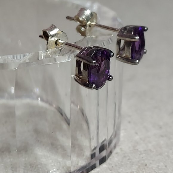5 mm Oval Amethyst earrings set in Sterling .925 silver - Picture 2 of 8